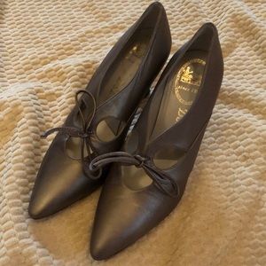 🤎Delman Bronzy gray structured pumps with sculpted heels, butterfly detail/tie